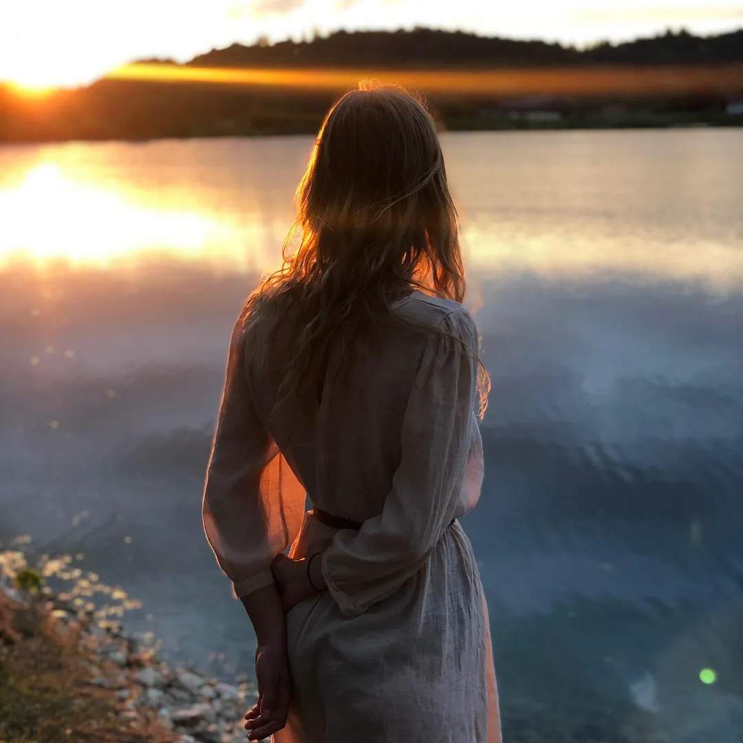 Example of a Facebook square feed post at 1:1, 1080 x 1080 pixels: a woman by a lake at sunset, seen from behind